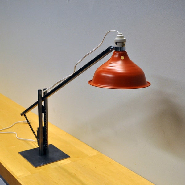 Steel cantilever lamp