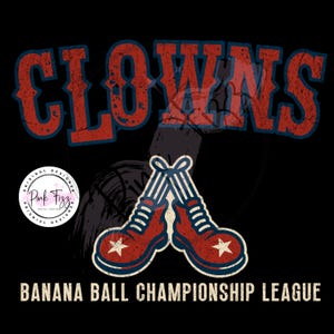 Op de afbeelding: Zwart grafisch ontwerp met het woord "CLOWNS" in verweerde rode en blauwe tekst. Daaronder zijn twee gekruiste rode sneakers met witte sterren en blauwe accenten afgebeeld. De tekst "BANANA BALL CHAMPIONSHIP LEAGUE" staat onderaan.
