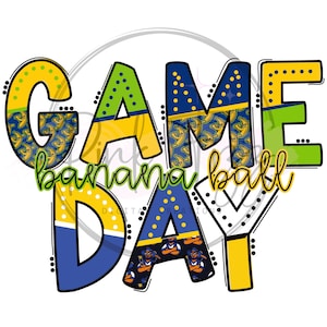 Peut inclure: Graphique coloré avec l'inscription "GAME DAY banana ball" en grandes lettres stylisées. Les lettres sont jaunes, bleues et vertes, avec des motifs de bananes et de joueurs de football. Le design est sur fond blanc.