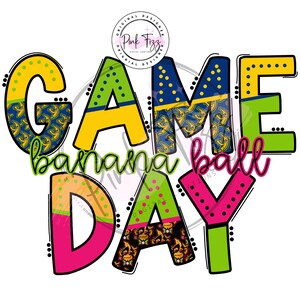 Könnte beinhalten: Ein farbenfrohes Grafikdesign mit den Worten "GAME DAY banana ball" in großen, stilisierten Buchstaben. Die Buchstaben sind gelb, grün, blau, pink und orange, mit Mustern wie Bananen und Affen. Ein Pink Fizz-Logo befindet sich oben in der Mitte.