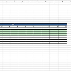 Puede incluir: Una hoja de cálculo con una combinación de colores azul y verde. La sección superior muestra campos de texto para puntuaciones y datos. El cuerpo principal presenta una tabla con filas y columnas, incluidos encabezados y campos de entrada de datos. La hoja de cálculo está sobre un fondo blanco.