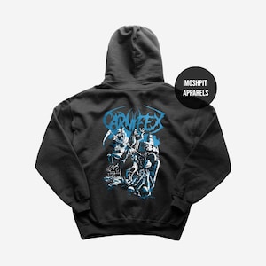 Può includere: Felpa con cappuccio nera con grafica blu sul retro. La grafica presenta il nome della band CARNIFEX e un'illustrazione di figure. La felpa ha un cappuccio con coulisse e un'etichetta che dice MOSHPIT APPARELS.