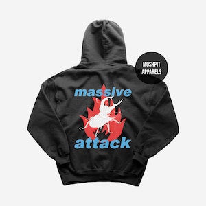 Könnte beinhalten: Schwarzer Kapuzenpullover mit einem weißen Käferdesign in einer roten Flammen-Grafik und den Worten "massive attack" in Blau. Der Hoodie hat eine Kapuze und ein rundes schwarzes Etikett mit der Aufschrift "Moshpit Apparels".