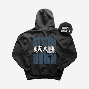 Könnte beinhalten: Dunkelgrauer Kapuzenpullover mit einer blau-weißen Grafik einer Band und den Worten "SYSTEM OF A DOWN". Der Hoodie hat eine Kapuze und ein rundes schwarzes Etikett mit der Aufschrift "MOSHPIT APPARELS".