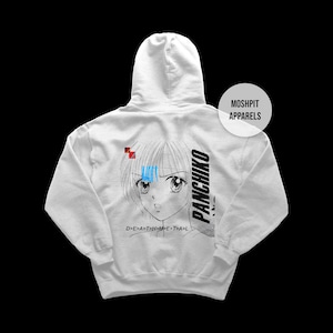 Könnte beinhalten: Weißer Kapuzenpullover mit einer Manga-Illustration eines Mädchens mit blauen und roten Akzenten. Das Wort "PANCHIKO" ist vertikal auf der rechten Seite aufgedruckt. Der Text "D>E>A>T>H>ME>T>A>L" ist unter der Illustration aufgedruckt. Der Markenname "MOSHPIT APPARELS" ist oben rechts aufgedruckt.