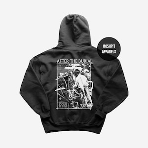 Op de afbeelding: Zwarte hoodie met de tekst "AFTER THE BURIAL" boven een zwart-wit illustratie van een schedel en bladeren. De merknaam "MOSHPIT APPARELS" is gedrukt op een zwarte cirkel.