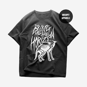 Puede incluir: Camiseta gris oscuro con un gráfico blanco de un esqueleto de lobo y el texto "BRING ME THE HORIZON" en una fuente desgastada. La camiseta también tiene un logotipo redondo que dice "MOSHPIT APPARELS".