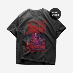 Könnte beinhalten: Dunkelgraues T-Shirt mit roter Grafik des Wortes "DEATH" und einer makabren Illustration von Figuren in roten Roben. Der Text "SCREAM BLOODY GORE" steht darunter. Das T-Shirt hat einen Rundhalsausschnitt und kurze Ärmel.