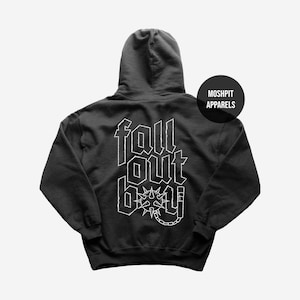 Peut inclure: Sweat à capuche noir avec le texte "Fall Out Boy" en blanc, avec une police vieillie au dos. Le sweat à capuche a une capuche à cordon et un logo rond qui dit "Moshpit Apparels".