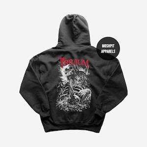Könnte beinhalten: Dunkelgrauer Kapuzenpullover mit einer schwarz-weißen Skelettgrafik und dem roten Wort "TRIVIUM". Der Hoodie hat eine Kapuze und ein rundes schwarzes Etikett mit der Aufschrift "MOSHPIT APPARELS".