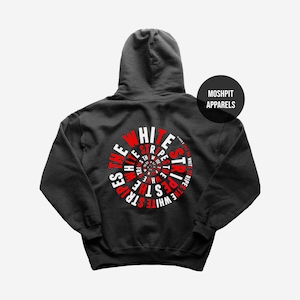 Puede incluir: Sudadera con capucha gris oscuro con un diseño en espiral en la espalda. El diseño presenta las palabras "THE WHITE STRIPES" en texto rojo y blanco. La sudadera con capucha tiene una capucha y la marca "MOSHPIT APPARELS" está en la parte superior derecha.