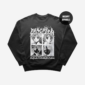 Könnte beinhalten: Schwarzes Sweatshirt mit einem weißen Grafikdesign von vier Gesichtern im Anime-Stil und dem Wort "PANCHIRA" in einer stilisierten Schriftart. Darunter steht der Text "D>E>A>T>H>M>E>T>A>L". Der Markenname "MOSHPIT APPARELS" befindet sich in einem schwarzen Kreis.