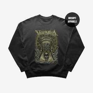 Op de afbeelding: Donkergrijze sweatshirt met een gouden afbeelding van de band "Veil of Maya". Het ontwerp bevat een zandloper met een schedel, figuren en een cirkelvormige rand. De merknaam "Moshpit Apparels" staat in een zwarte cirkel.