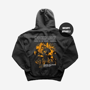 Puede incluir: Sudadera con capucha gris oscuro con un diseño gráfico en naranja y blanco. El diseño presenta el texto "KNOCKED LOOSE" y "justice for the band - reactions", junto con un gráfico de una multitud. La sudadera también tiene el texto "RAD BAR, WOLLONGONG".