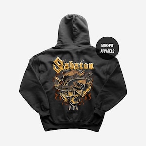 Könnte beinhalten: Schwarzer Kapuzenpullover mit einem Grafikdesign, das einen Totenkopf, eine Schlange und das Wort "Sabaton" in goldfarbenen Buchstaben zeigt. Das Design umfasst Flammen und Messer. Die Marke "Moshpit Apparels" ist ebenfalls sichtbar.