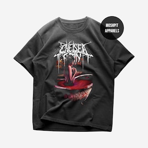 Puede incluir: Camiseta gris oscuro con un gráfico de una persona en una bañera llena de líquido rojo. La camiseta tiene el texto "Chelsea Grin" en blanco, con letras estilizadas. Un círculo negro con "Moshpit Apparels" está en la parte superior derecha.