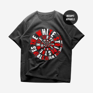 Puede incluir: Camiseta gris oscuro con un diseño circular con las palabras "THE WHITE STRIPES" en un patrón en espiral, con texto rojo y blanco. La camiseta tiene mangas cortas y cuello redondo. El nombre de la marca "MOSHPIT APPARELS" está impreso en un círculo negro.