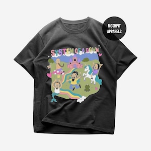Könnte beinhalten: Schwarzes T-Shirt mit einem farbenfrohen Grafikdesign. Der Aufdruck zeigt den Text "SYSTEM OF A DOWN" über einer skurrilen Szene. Die Szene umfasst ein Schloss, einen Regenbogen und Cartoon-Figuren.