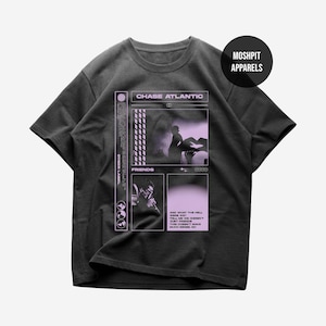 Puede incluir: Camiseta gris oscuro con un diseño gráfico que incluye el texto "CHASE ATLANTIC" y "FRIENDS". El diseño incorpora una silueta y otros elementos gráficos en tonos rosa y blanco. La camiseta también tiene el texto "CYBER LABEL".