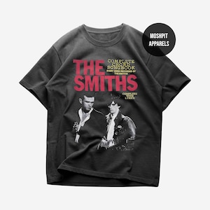 Op de afbeelding: Donkergrijs T-shirt met een afbeelding van The Smiths. De naam van de band staat in het rood, met de tekst "Complete Chord Songbook" en "Complete with Lyrics". Het T-shirt is van Moshpit Apparels.