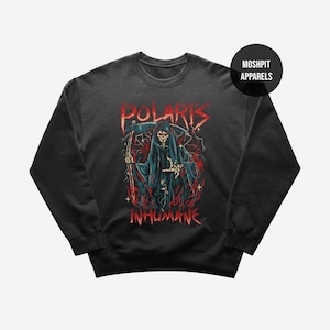 Puede incluir: Sudadera negra con un gráfico de la Parca sosteniendo una guadaña. La palabra "POLARIS" está en rojo arriba e "INHUMANE" abajo. El diseño incluye llamas rojas y azules y un esqueleto. La marca "MOSHPIT APPARELS" está en un círculo negro.