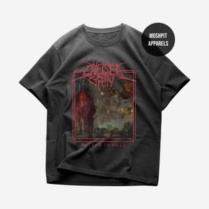 Puede incluir: Camiseta gris oscuro con un diseño gráfico enmarcado en rojo. El diseño presenta el texto "CHELSEA GRIN" y "SUFFER IN HELL", que representa una escena infernal. La camiseta tiene cuello redondo y mangas cortas. El diseño utiliza una paleta de colores oscuros.