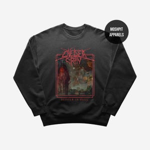 Puede incluir: Sudadera gris oscuro con un diseño gráfico rojo. El diseño incluye el texto "Chelsea Grin" y "Suffer in Hell" dentro de un marco rojo. Un círculo negro con "Moshpit Apparels" está en la esquina superior derecha.