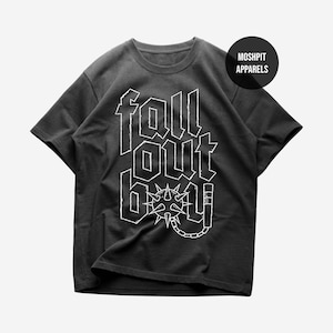 Peut inclure: T-shirt gris foncé avec l'inscription "fall out boy" en blanc vieilli. Le motif comprend une boule à pointes et un graphique de chaîne. Un cercle noir avec "Moshpit Apparels" est dans le coin supérieur droit.