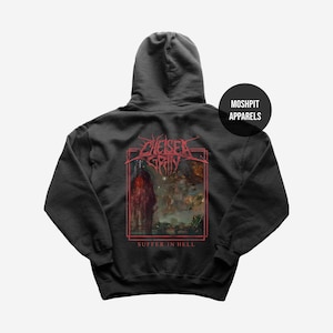 Puede incluir: Sudadera con capucha gris oscuro con un gráfico rojo en la espalda. El gráfico presenta el nombre de la banda "Chelsea Grin" encima de una ilustración y el texto "SUFFER IN HELL" debajo. La sudadera tiene capucha y un logo de "Moshpit Apparels".