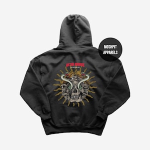 Op de afbeelding: Donkergrijze hoodie met een schedelontwerp, slangen en zonnestralen. De tekst "ALTER BRIDGE SIN AFTER SIN" staat boven de schedel. Een zwarte cirkel met "MOSHPIT APPARELS" staat aan de rechterkant.