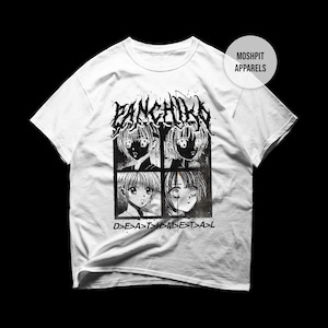 Könnte beinhalten: Weißes T-Shirt mit einer schwarz-weißen Grafik im Anime-Stil. Das Design zeigt das Wort "FANCHISE" über vier Anime-Gesichtern, mit dem Text "D>E>A>T>H>M>E>T>A>L" darunter. Der Markenname "MOSHPIT APPARELS" ist ebenfalls sichtbar.