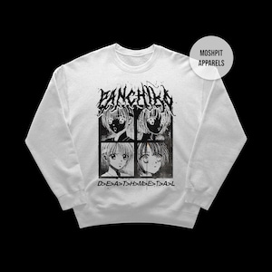 Könnte beinhalten: Weißes Sweatshirt mit einem schwarzen Grafikdesign. Das Design zeigt vier Gesichter im Anime-Stil und das Wort "PANCHIKO" in einer stilisierten Schriftart. Unter den Gesichtern steht der Text "D>E>A>T>H>M>E>T>A>L". Der Markenname "MOSHPIT APPARELS" befindet sich in einem Kreis.