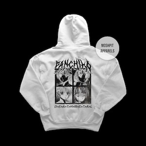 Könnte beinhalten: Ein hellgrauer Kapuzenpullover mit einer schwarz-weißen Grafik auf dem Rücken. Die Grafik zeigt das Wort "FANCHIKO" über vier Anime-Porträts. Unter den Porträts steht der Text "D>E>A>T>H>M>E>T>A>L". Der Kapuzenpullover hat eine Kapuze und eine Vordertasche.