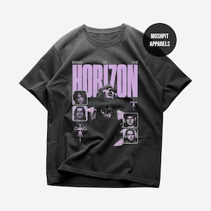 Puede incluir: Camiseta gris oscuro con el texto lavanda "BRING ME THE HORIZON" y retratos de los miembros de la banda. La camiseta tiene cuello redondo y mangas cortas, con el nombre de la marca "MOSHPIT APPARELS" en un círculo negro.