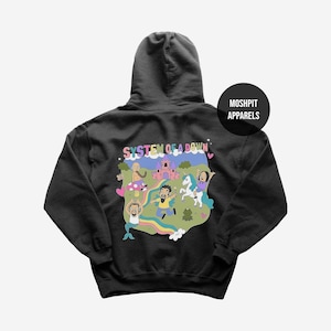 Könnte beinhalten: Dunkelgrauer Hoodie mit einer bunten Grafik auf dem Rücken. Die Grafik zeigt ein Schloss, einen Regenbogen und Zeichentrickfiguren. Der Text "SYSTEM OF A DOWN" befindet sich über der Grafik. Ein schwarzer Kreis mit "MOSHPIT APPARELS" befindet sich auf der rechten Seite.