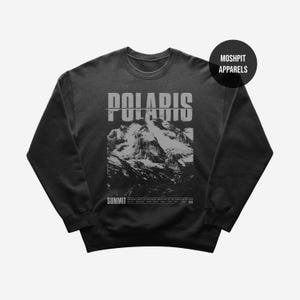 Puede incluir: Sudadera gris oscuro con la palabra "POLARIS" en una fuente desgastada sobre un gráfico de montaña en blanco y negro. La palabra "SUMMIT" está debajo, con texto adicional y el año 2017.