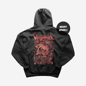 Op de afbeelding: Donkergrijze hoodie met een gedetailleerde rode en oranje afbeelding op de rug. De afbeelding bevat een bebaard gezicht en het woord "Veil of Maya" in het rood. Een zwarte cirkel met "Moshpit Apparels" staat rechtsboven.