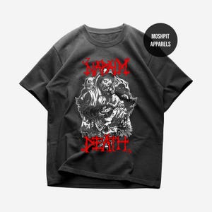 Puede incluir: Camiseta gris oscuro con un diseño gráfico en rojo y blanco. El diseño presenta una figura encapuchada con una máscara de gas y las palabras "NAHUM DEATH". La camiseta tiene mangas cortas y cuello redondo, con el logo de la marca "MOSHPIT APPARELS".