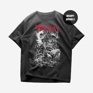 Könnte beinhalten: Dunkelgraues T-Shirt mit einer schwarz-weißen Skelettgrafik und dem roten Wort "TRIVIUM". Das Shirt hat einen Rundhalsausschnitt und kurze Ärmel. Der Markenname "MOSHPIT APPARELS" befindet sich in einem schwarzen Kreis.