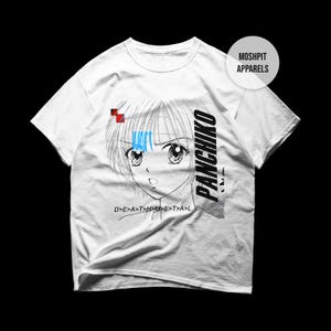 Könnte beinhalten: Weißes T-Shirt mit einer Manga-Illustration eines Mädchengesichts in Schwarz und Weiß, mit dem Wort "PANCHIKO" in vertikalem Text. Das Design enthält rote und blaue Akzente und den Text "D>E>A>T>H>M>E>T>A>L".