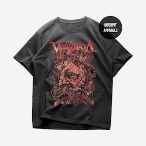 Op de afbeelding: Donkergrijs t-shirt met een gedetailleerde, rood-oranje afbeelding van een gezicht van een wezen en de tekst "VEIL OF MAYA". Het shirt heeft ook een zwarte cirkel met de tekst "MOSHPIT APPARELS".