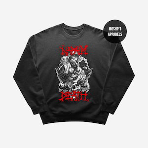 Peut inclure: Sweat-shirt noir à col rond avec un motif graphique. Le motif présente les mots "NAPALM DEATH" en rouge, au-dessus et en dessous d'une illustration détaillée en noir et blanc d'une figure avec un masque à gaz et des crânes. La marque "MOSHPIT APPARELS" est dans un cercle noir.