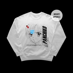 Könnte beinhalten: Weißes Sweatshirt mit einer Manga-Illustration eines Mädchens mit kurzen Haaren und großen Augen. Das Design enthält das Wort "PANCHIKO" in fetter, vertikaler Schrift und den Satz "D>E>A>T>H>P>E>T>A>L". Ein "MOSHPIT APPARELS"-Logo befindet sich oben rechts.