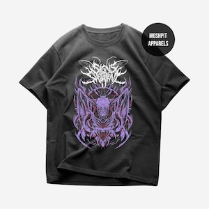 Könnte beinhalten: Dunkelgraues T-Shirt mit einer lila-weißen Grafik einer geflügelten Kreatur und einem kreisförmigen Design. Der Text "MOSHPIT APPARELS" befindet sich in einem schwarzen Kreis oben rechts. Die Grafik ist auf dem T-Shirt zentriert.