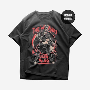 Puede incluir: Camiseta gris oscuro con un gráfico de un músico tocando la guitarra y el texto rojo "THE WAY YOU USED TO DO". La camiseta tiene cuello redondo y mangas cortas. La marca "MOSHPIT APPARELS" está impresa en un círculo negro.