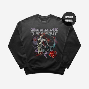 Puede incluir: Sudadera gris oscuro con un diseño de calavera, una rosa roja y la palabra "Papparach" en fuente gótica. El diseño incluye insectos y salpicaduras de color. La marca "Moshpit Apparels" está en un círculo negro.