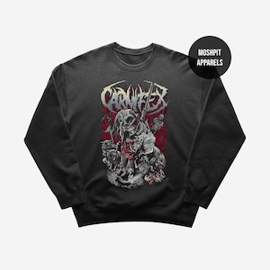 Puede incluir: Sudadera gris oscuro con un diseño gráfico que presenta la palabra "CARNIFEX" en una fuente desgastada. El diseño incluye una calavera, rosas y otras imágenes en rojo y blanco. El nombre de la marca "MOSHPIT APPARELS" está en un círculo negro.