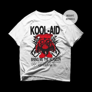 以下が含まれることがあります： 白いTシャツ。赤い頭蓋骨のような図形の上に「KOOL-AID」の文字が描かれています。下には「BRING ME THE HORIZON」と「POST HUMAN: NeX Gen」の文字が書かれています。