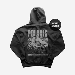Puede incluir: Sudadera con capucha gris oscuro con la palabra "POLARIS" impresa en la espalda en una fuente desgastada. Debajo, un gráfico de montaña en blanco y negro. La sudadera también tiene el texto "SUMMIT" y "MOSHPIT APPARELS".