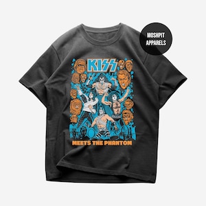Könnte beinhalten: Dunkelgraues T-Shirt mit einem blau-orangen Grafikdesign der Band KISS. Das Design zeigt Illustrationen der Bandmitglieder und den Text "KISS MEETS THE PHANTOM".
